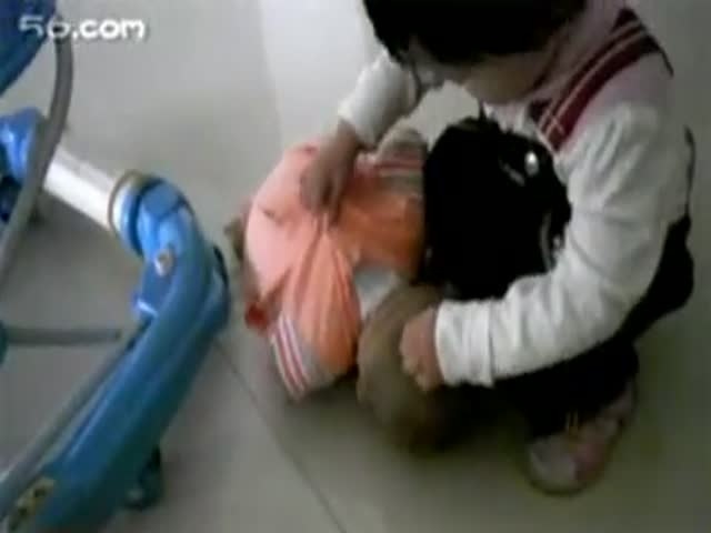 狂虐嬰兒視頻引發(fā)社會(huì)憤怒，道德和法律界限不可逾越