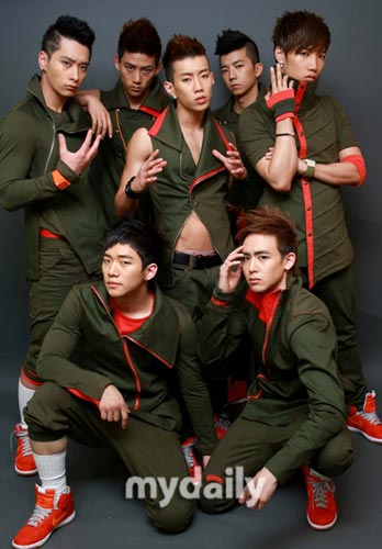 韓國2PM組合最新動態(tài)，小巷音樂風暴與隱藏小店探秘