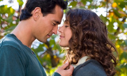 時代變遷下的新型親吻，情感表達的新方式