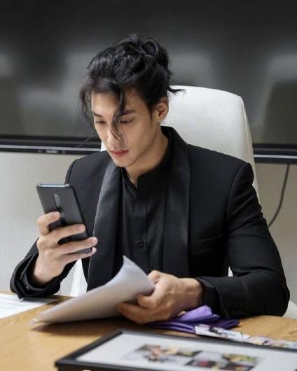 張演員男的舞臺(tái)與熒屏之旅，學(xué)習(xí)成長(zhǎng)與自信光芒的展現(xiàn)