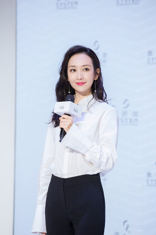 王鷗明星大偵探造型，自然美景中的心靈探索之旅