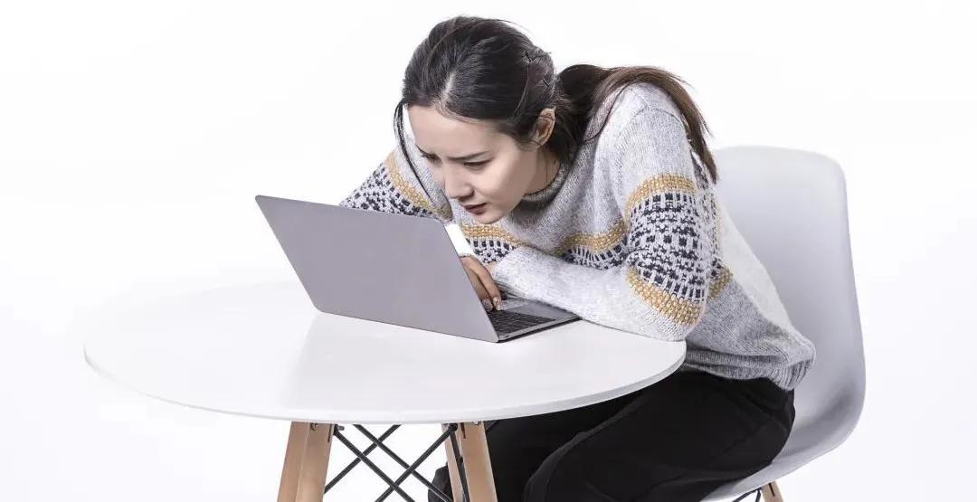 駝背男明星的人生舞臺，身體特征與星光熠熠的輝煌探索