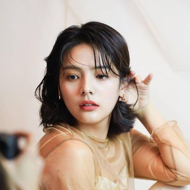 韓國年輕女演員引領科技潮流，未來高科技產(chǎn)品的魅力展示