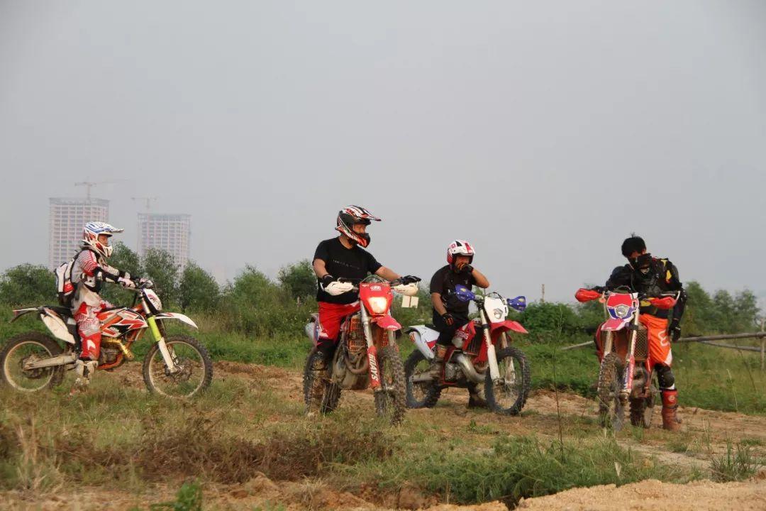 越野摩托車比賽，小巷中的熱血激情與神秘探險(xiǎn)之旅