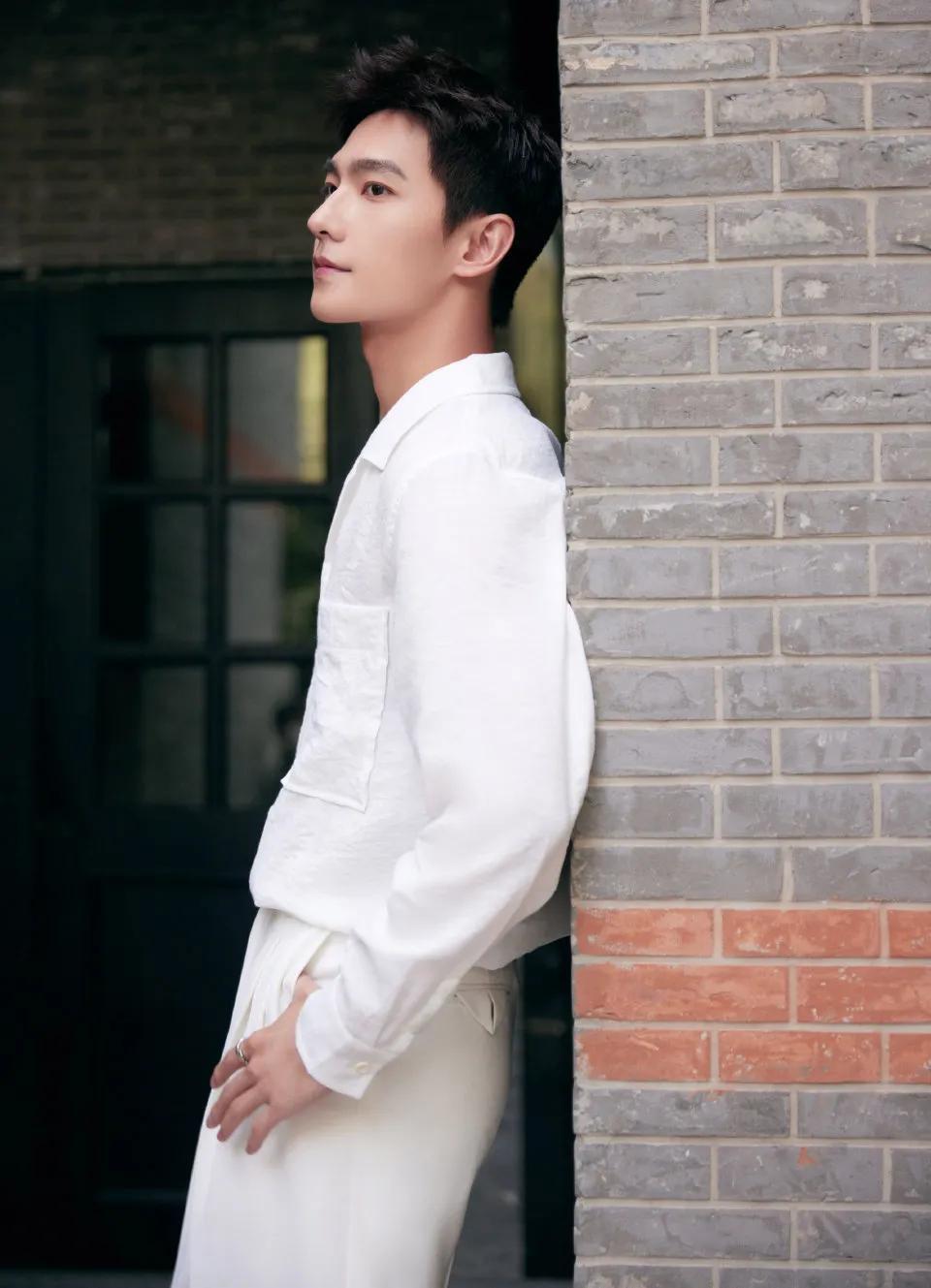 時尚套裝，自信與成就感的完美融合圖片展示