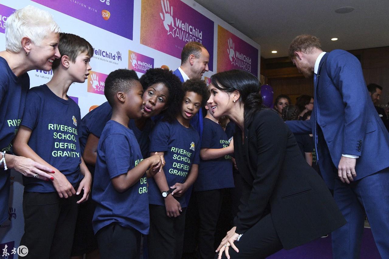 英國王妃凱特最新服裝引領(lǐng)時尚潮流，英倫風(fēng)尚再燃！