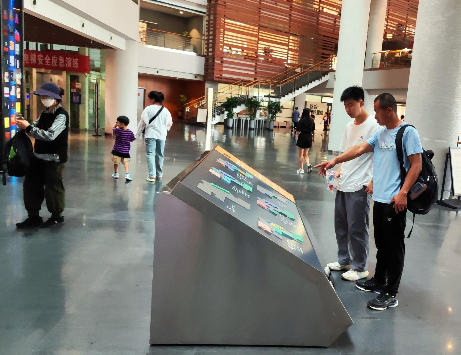 最新圖書信息，價(jià)值與爭議并存的影響探討