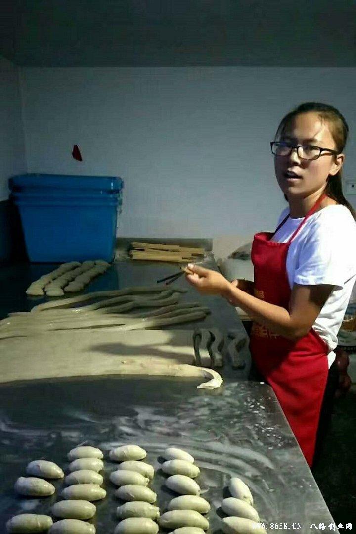 革新烘焙工藝，引領(lǐng)行業(yè)新潮流，最新烤面筋機(jī)亮相！