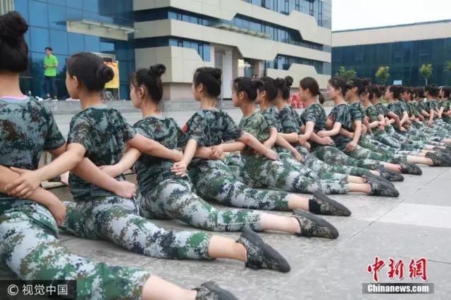 獨(dú)家揭秘，探索小巷深處的軍訓(xùn)新風(fēng)尚——2025軍訓(xùn)最新視頻亮相！