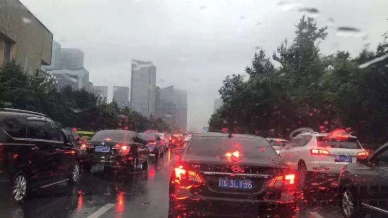 成都暴雨下的驚喜探索，小巷特色小店