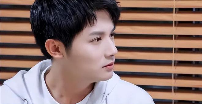 鄭業(yè)成最新行程揭秘，忙碌明星之旅的足跡